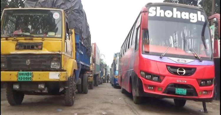 নাব্য সংকটে ফেরি চলাচল ব্যাহত, দৌলতদিয়ায় দীর্ঘ যানজট