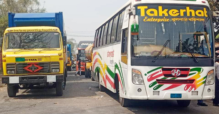নাব্য-সংকটে দৌলতদিয়ায় বেড়েছে যানবাহনের চাপ