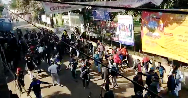 ফুল দেওয়া নিয়ে আ’লীগের দুই গ্রুপের সংঘর্ষ, বাসে আগুন