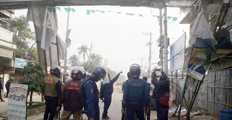 হবিগঞ্জে পুলিশের সঙ্গে বিএনপির সংঘর্ষ চলছে