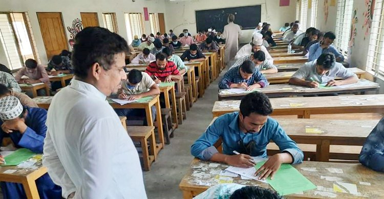 সহকারী শিক্ষক নিয়োগ: কুমিল্লায় ২১ হাজারে অনুপস্থিত ৮ হাজার!