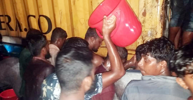 ফেটে যাওয়া লরি থেকে সয়াবিন তেল নিয়ে হরিলুট