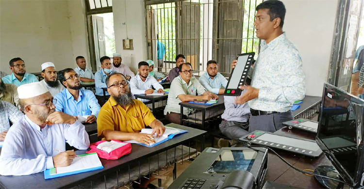 কুসিক নির্বাচন: ইভিএমের প্রশিক্ষণ নিচ্ছেন সংশ্লিষ্টরা
