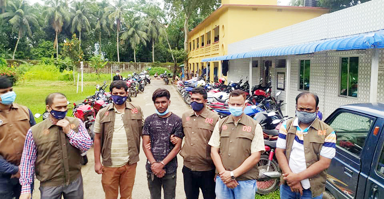 মসজিদের বারান্দায় টিকটক নির্মাতা ইয়াছিন গ্রেফতার