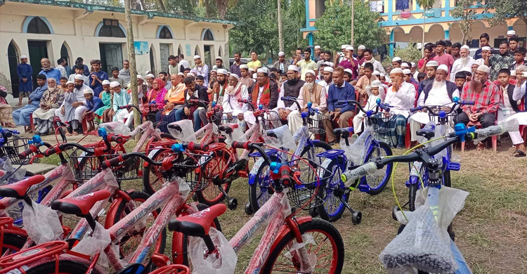 ৪০ দিন জামাতে নামাজ আদায়, সাইকেলসহ বিভিন্ন উপহার পেলো ১৬০ শিশু