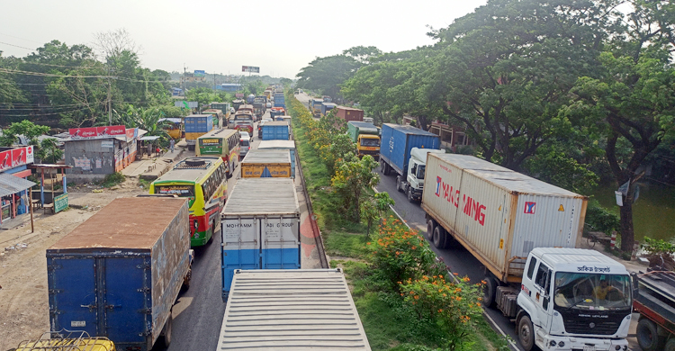 ঢাকা-চট্টগ্রাম মহাসড়কে ২০ কিলোমিটার যানজট