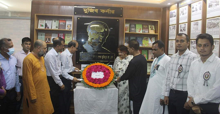 জাতির পিতার প্রতিকৃতিতে প্রতিযোগিতা কমিশনের শ্রদ্ধা