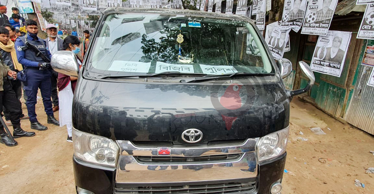 গাড়িতে পুলিশের স্টিকার লাগিয়ে ঘোরার সময় ধরা খেলেন নৌকা প্রার্থী