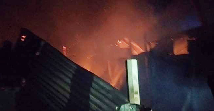 হত্যা মামলার আসামিদের বাড়িঘর জ্বালিয়ে দিল উত্তেজিত জনতা