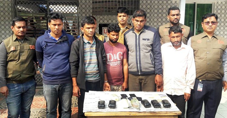 কুমিল্লায় ২৫ হাজার পিস ইয়াবাসহ আটক ৫