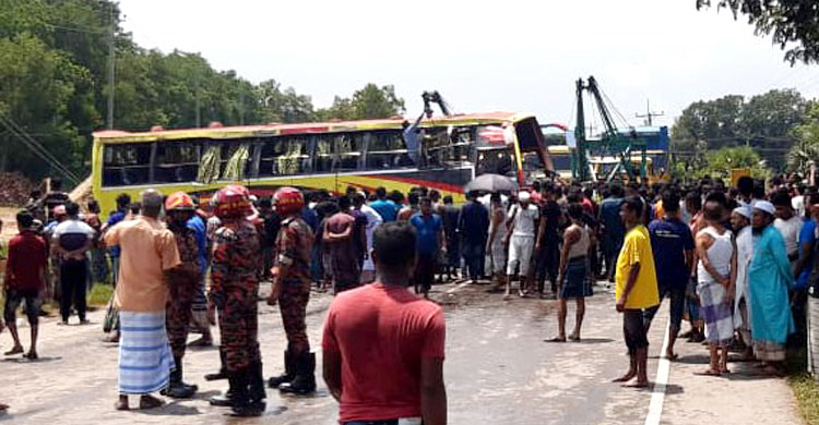 ২০ যাত্রী নিয়ে সড়কে উল্টে গেল বাস