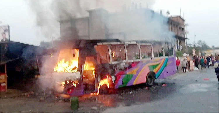 সিলিন্ডার বিস্ফোরণে বাসে আগুন : মালিক-চালকের বিরুদ্ধে মামলা