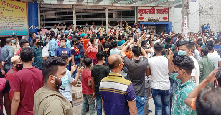 দোকান খোলার দাবিতে রাস্তায় ব্যবসায়ীরা