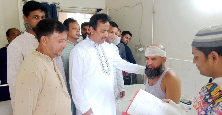 আহত সাংবাদিকের পাশে আওয়ামী লীগ নেতা আবদুস সবুর