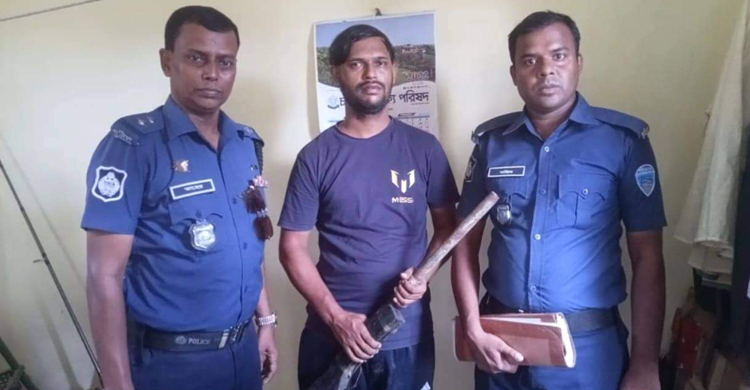 কুমিল্লায় পাইপগানসহ স্কুলের দপ্তরি গ্রেফতার