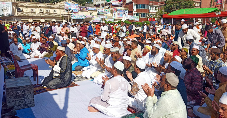 কুমিল্লার সমাবেশস্থলেই জুমার নামাজ পড়লেন বিএনপি নেতাকর্মীরা