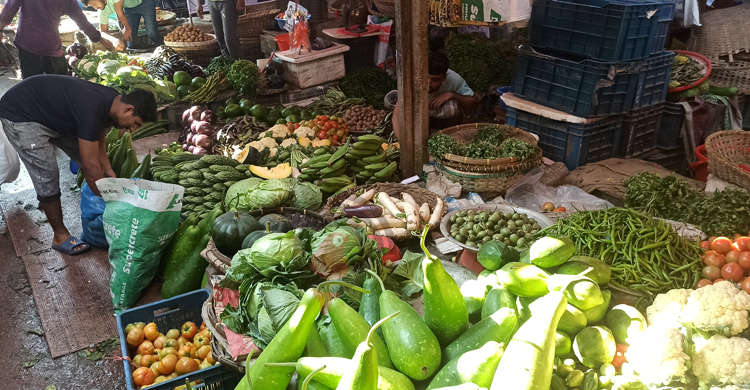 ঝাঁজ বেড়েছে পেঁয়াজের, সবজিতে স্বস্তি