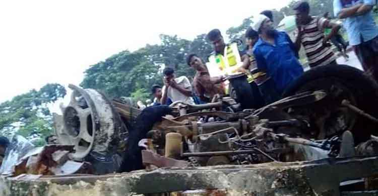 ট্রাকের ধাক্কায় মাইক্রোবাস উল্টে সিলিন্ডার বিস্ফোরণ, নিহত ৩
