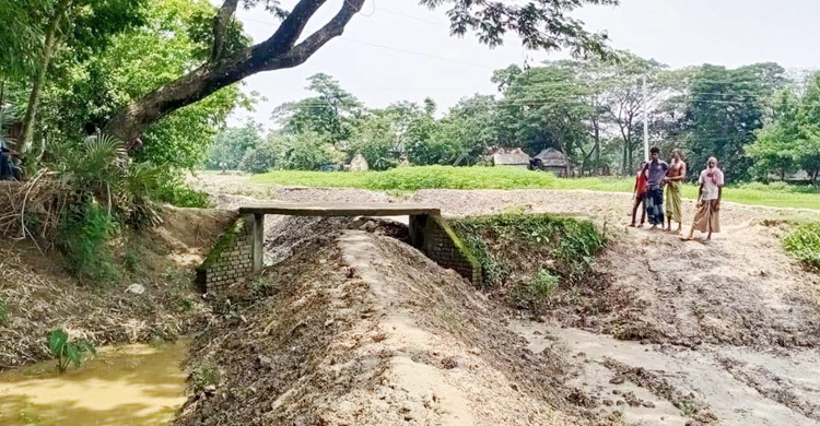 কুমিল্লায় খাল ভরাট করে নির্মিত হচ্ছে আশ্রয়ণ প্রকল্পের ঘর