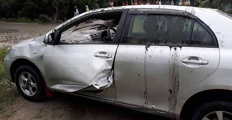 প্রাইভেটকার খাদে পড়ে দাদা-দাদি ও নাতির মৃত্যু