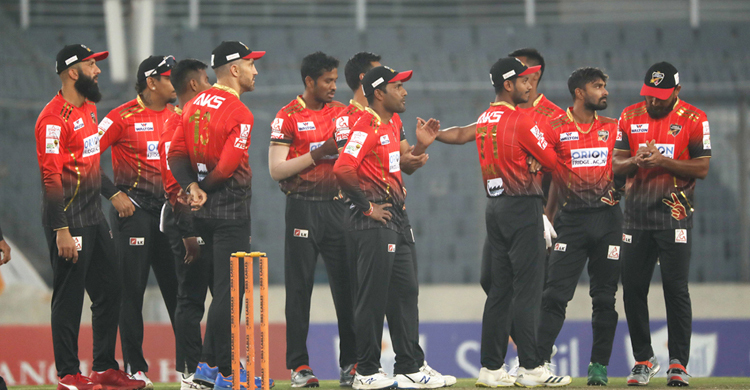 মান বাঁচিয়ে চট্টগ্রামকে চ্যালেঞ্জিং স্কোর এনে দিলেন মিরাজ-আকবর