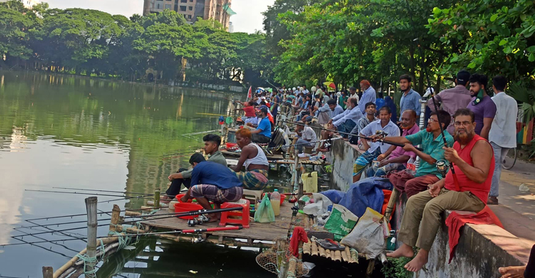 ধর্মসাগরে চলছে মৎস্য শিকার উৎসব