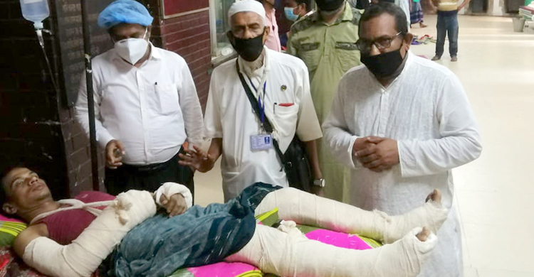 সাংবাদিক ছেলের অবস্থা দেখে কাঁদলেন মুক্তিযোদ্ধা বাবা