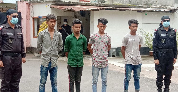 টাকা নিতে এসে ধরা পড়লেন চার যুবক
