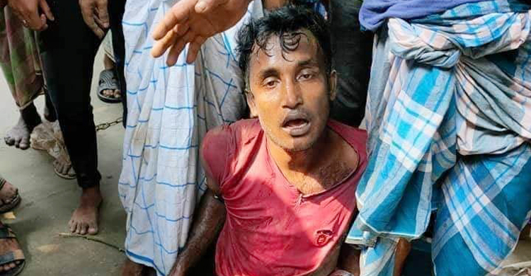 নামাজ পড়া অবস্থায় মাকে কুড়াল দিয়ে কুপিয়ে হত্যা করল ছেলে
