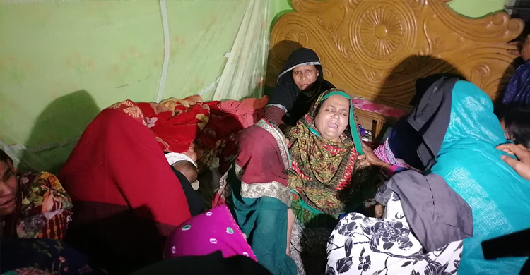 চাঁদপুরে নিহত ৩ বন্ধুর কুমিল্লার বাড়িতে শোকের মাতম