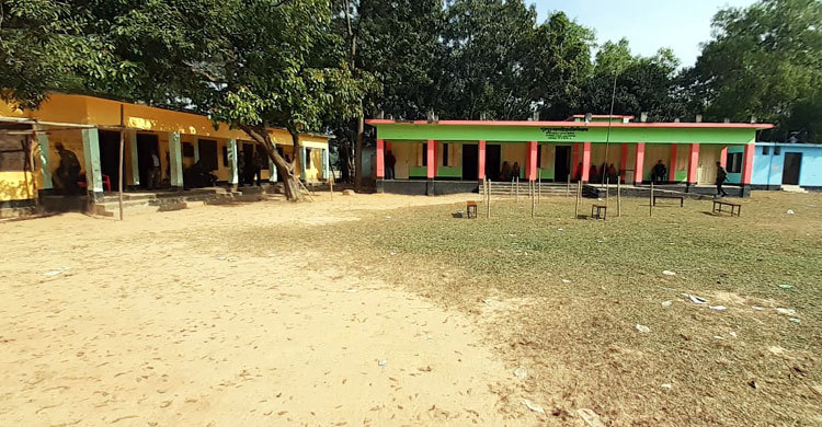 ভোট শুরুর আগেই গোলাগুলি, আহত ৫