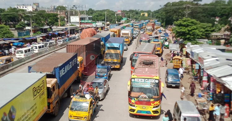 চট্টগ্রামগামী গণপরিবহনের তীব্র চাপ, কুমিল্লায় যানজট