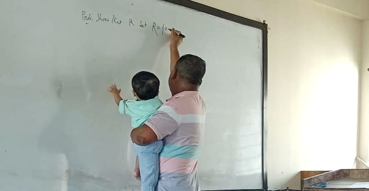 সন্তানকে কোলে নিয়ে ক্লাস করলেন কুবি শিক্ষক