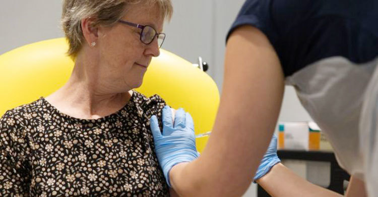 Coronavirus: Oxford vaccine triggers immune response