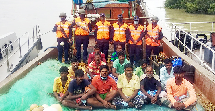 মোংলায় ট্রলারসহ ভারতীয় ১৩ জেলে আটক