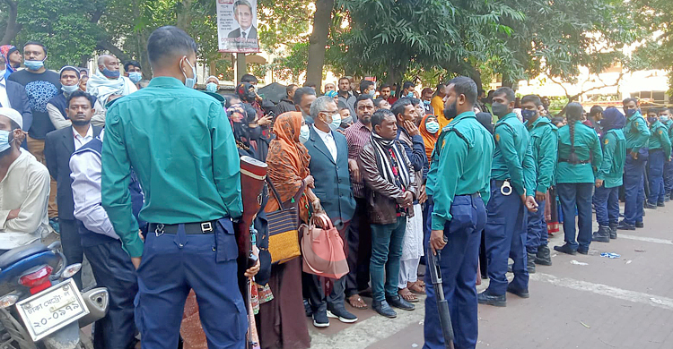 আবরার হত্যা মামলার রায়, আদালতে আসামিদের স্বজনেরা