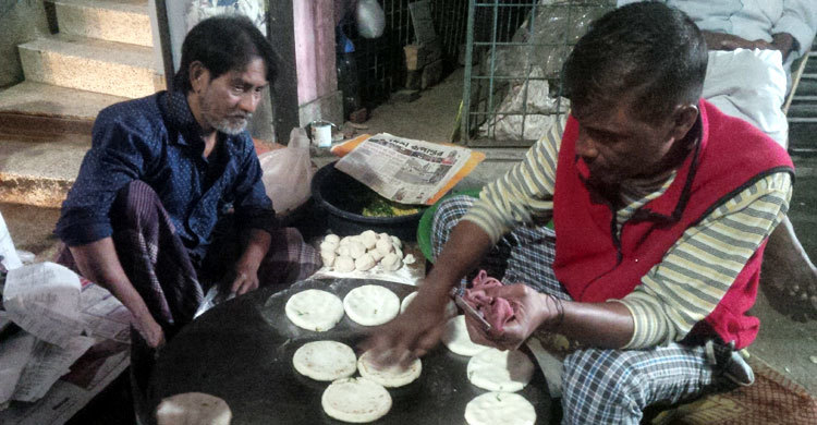 পুরান ঢাকার ঐতিহ্যবাহী ডালরুটি খেয়েছেন কখনো?