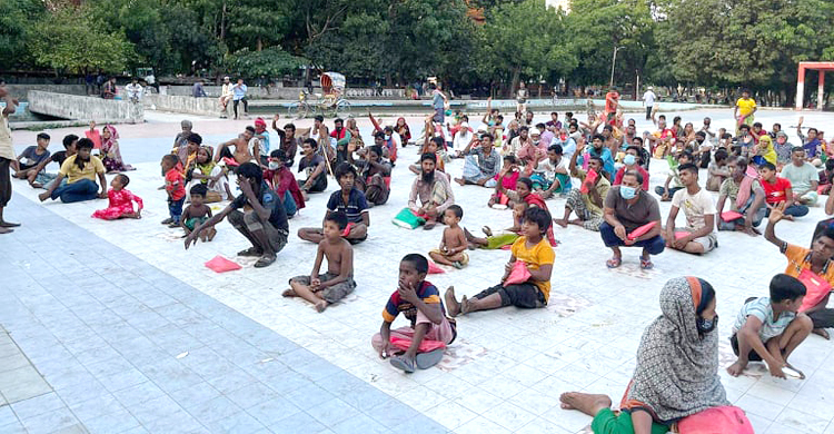 দেড় শতাধিক পথশিশুর সঙ্গে ইফতার
