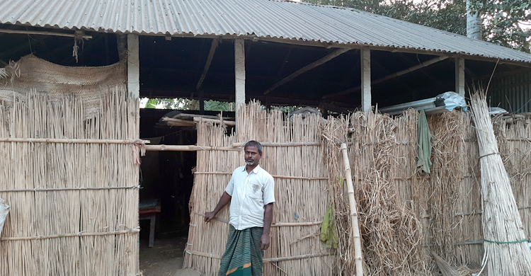 গরু চুরি ঠেকাতে দড়ি ধরে গোয়ালঘরেই রাতযাপন