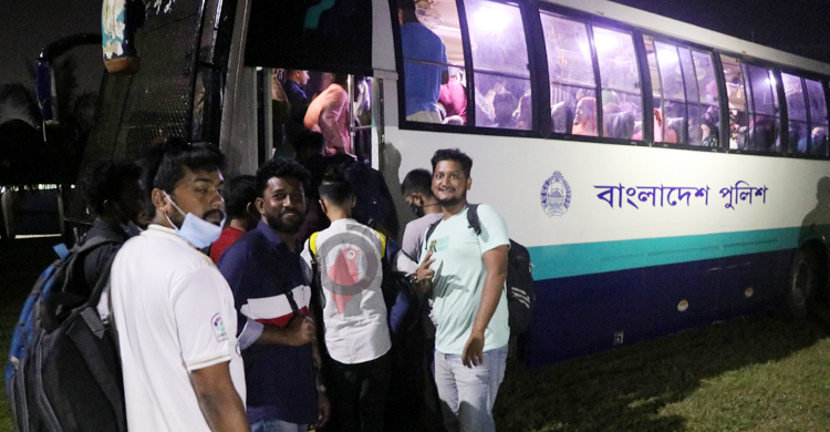 আটকেপড়া পর্যটক নিয়ে চট্টগ্রামের পথে পুলিশের বাস