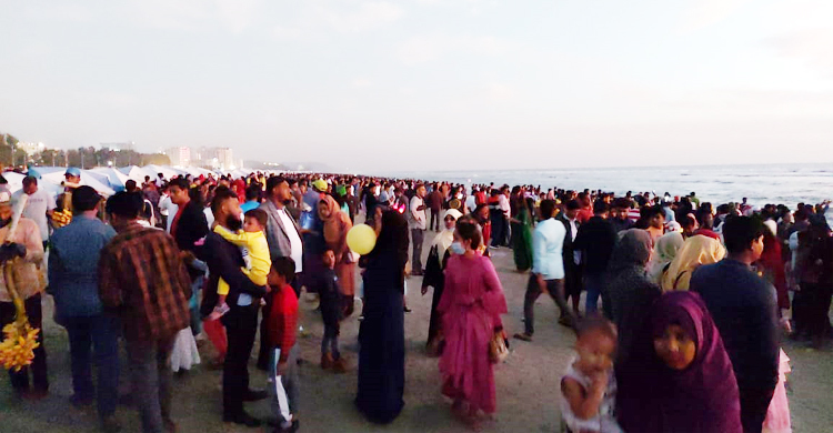 তিলধারণের ঠাঁই নেই কক্সবাজার সৈকতে