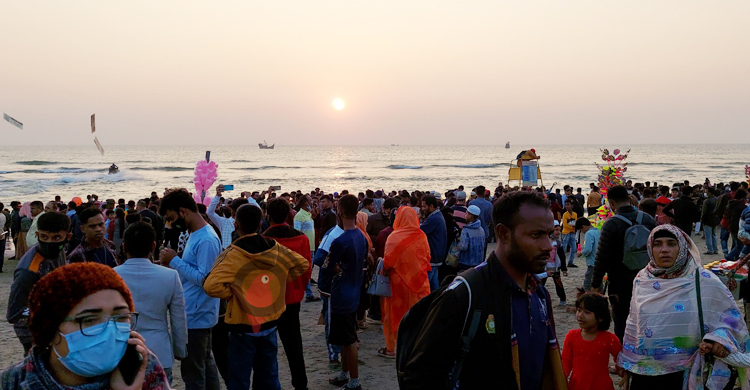বছরের শেষ সূর্যাস্ত দেখতে কক্সবাজার সৈকতে পর্যটকদের ভিড়