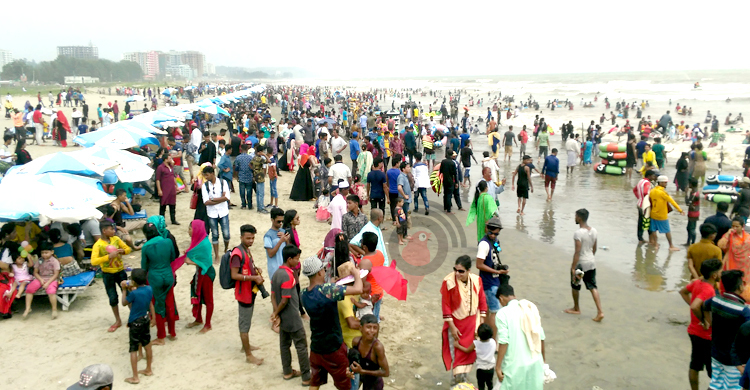 চারদিনের ছুটিতে স্বরূপে ফিরেছে কক্সবাজার সৈকত