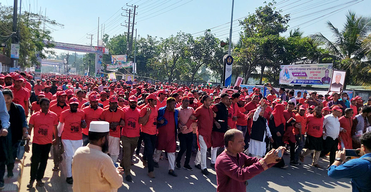 মিছিল নিয়ে সমাবেশস্থলে যোগ দিচ্ছেন আওয়ামী লীগের নেতাকর্মীরা