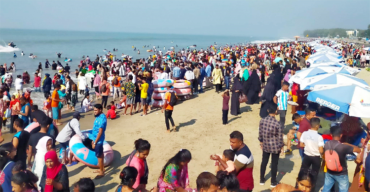লাখো পর্যটকে মুখরিত কক্সবাজার