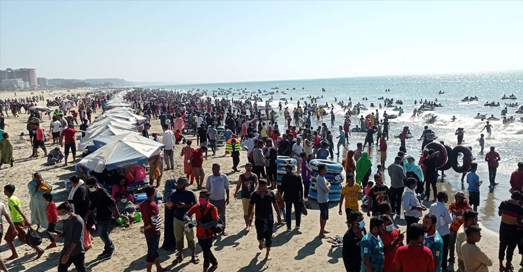 বর্ষ বরণ-বিদায় ঘিরে কক্সবাজারে পর্যটকদের ঢল