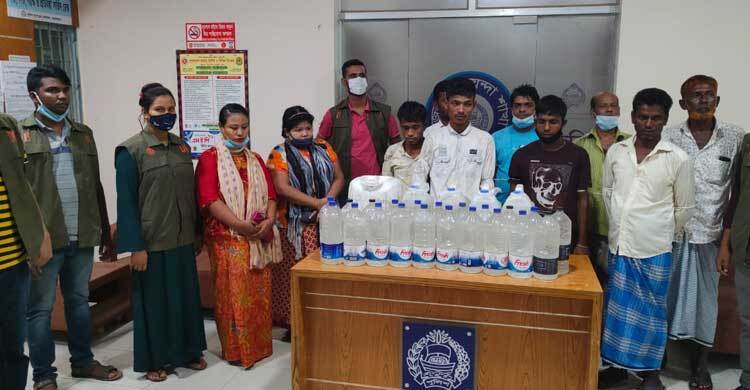 কক্সবাজারে ১০২ লিটার চোলাই মদসহ গ্রেফতার ১০