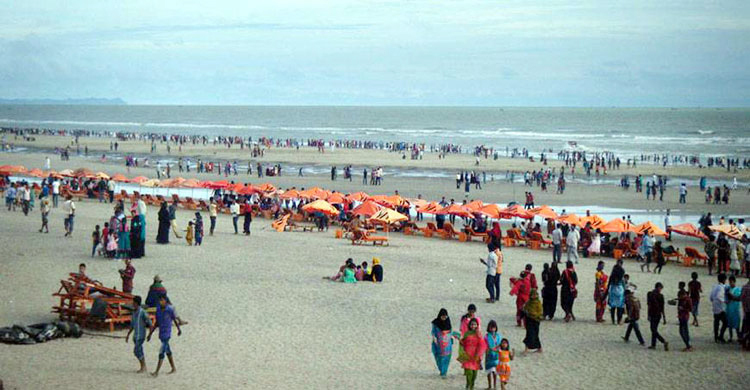 কক্সবাজারে আটকেপড়া পর্যটকদের চট্টগ্রাম পৌঁছে দেবে পুলিশ