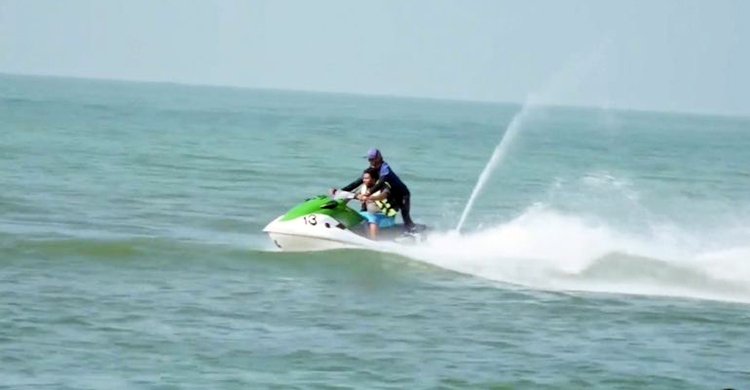 কক্সবাজার সৈকতে বন্ধ ‘ওয়াটার বাইক’ চলাচল