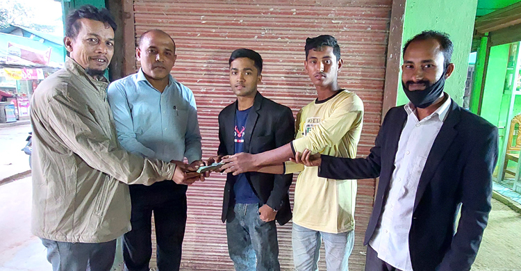 কুড়িয়ে পাওয়া টাকা ফেরত দিয়ে দৃষ্টান্ত স্থাপন করলো দুই শিক্ষার্থী